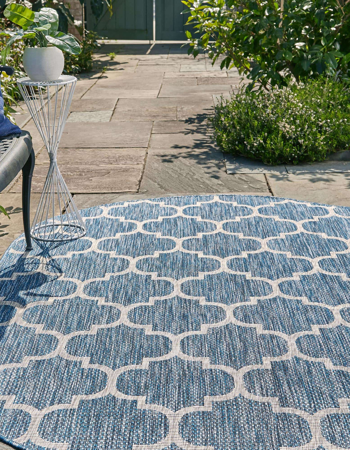 Oval Outdoor Teppich Tulum Outdoor in Marineblau von Hadorn™ - Lifestyle Image