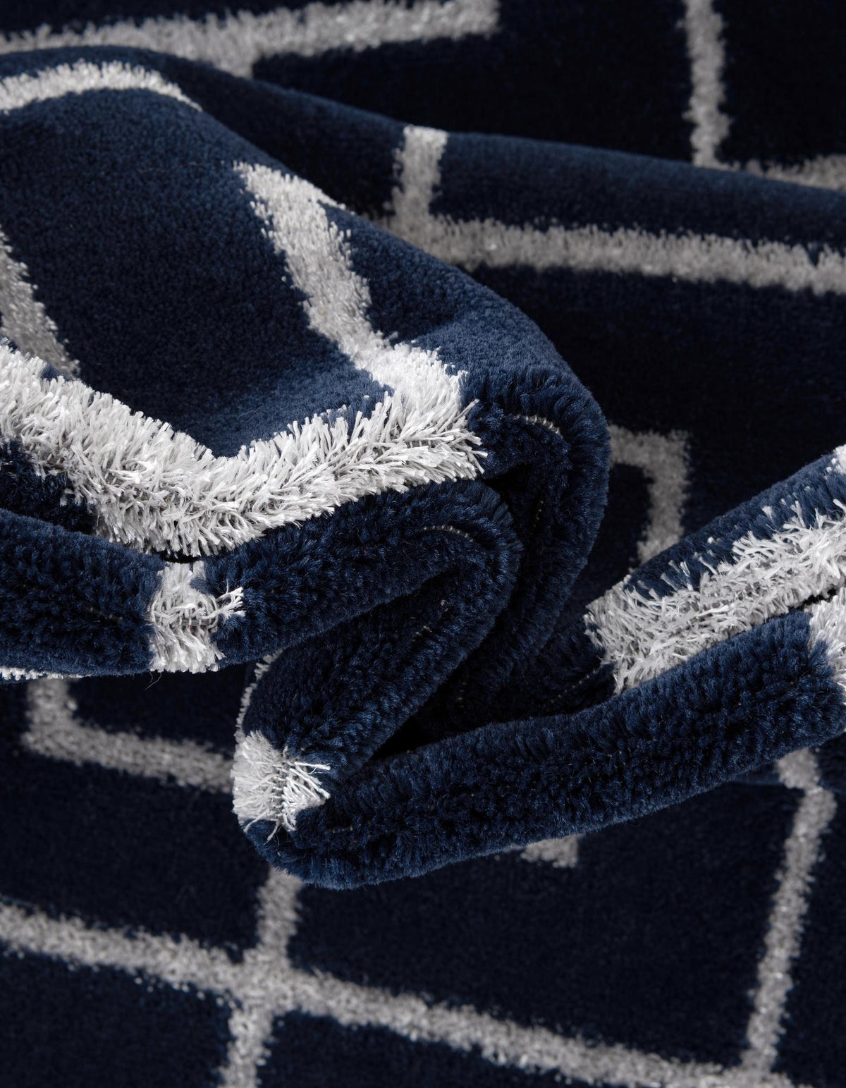 Quadratisch Teppich Marilyn Monroe™ Glam Trellis in Marineblaues Silber von Hadorn™ - Lifestyle Image