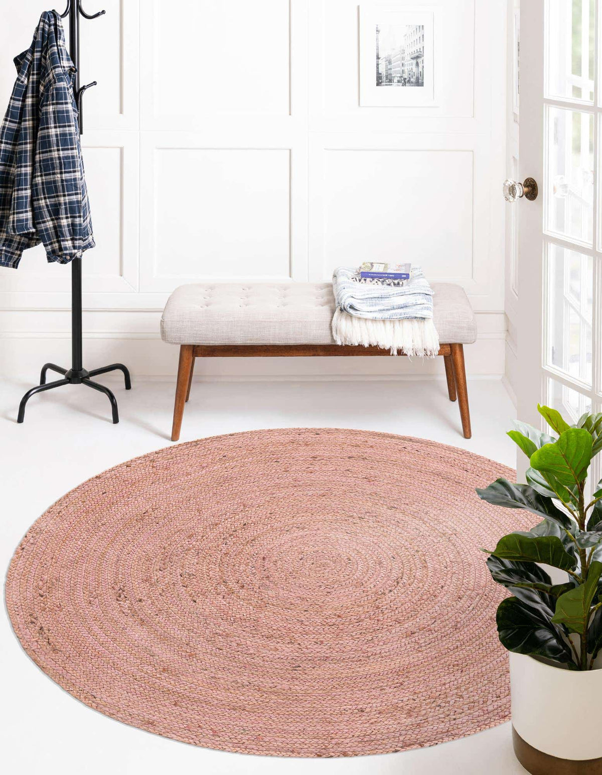 Rund Handgeflochten Teppich Braided Jute in Hellrosa von Hadorn™ - Lifestyle Image