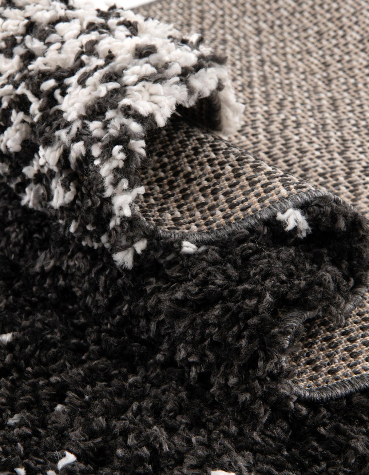 Rund Hochflorteppich Lagom Shag in Schwarz und Weiss von Hadorn™ - Lifestyle Image