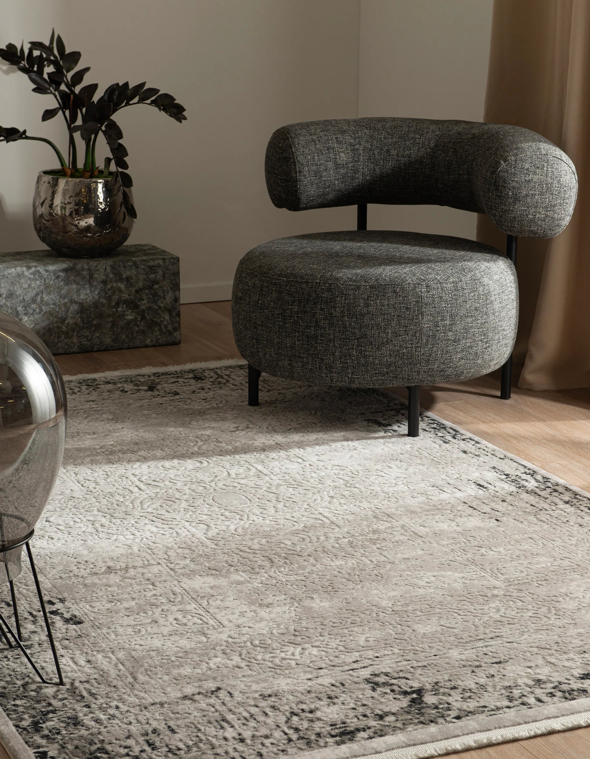Quadratisch Teppich Davos Elegance in Grau von Hadorn™ - Lifestyle Image