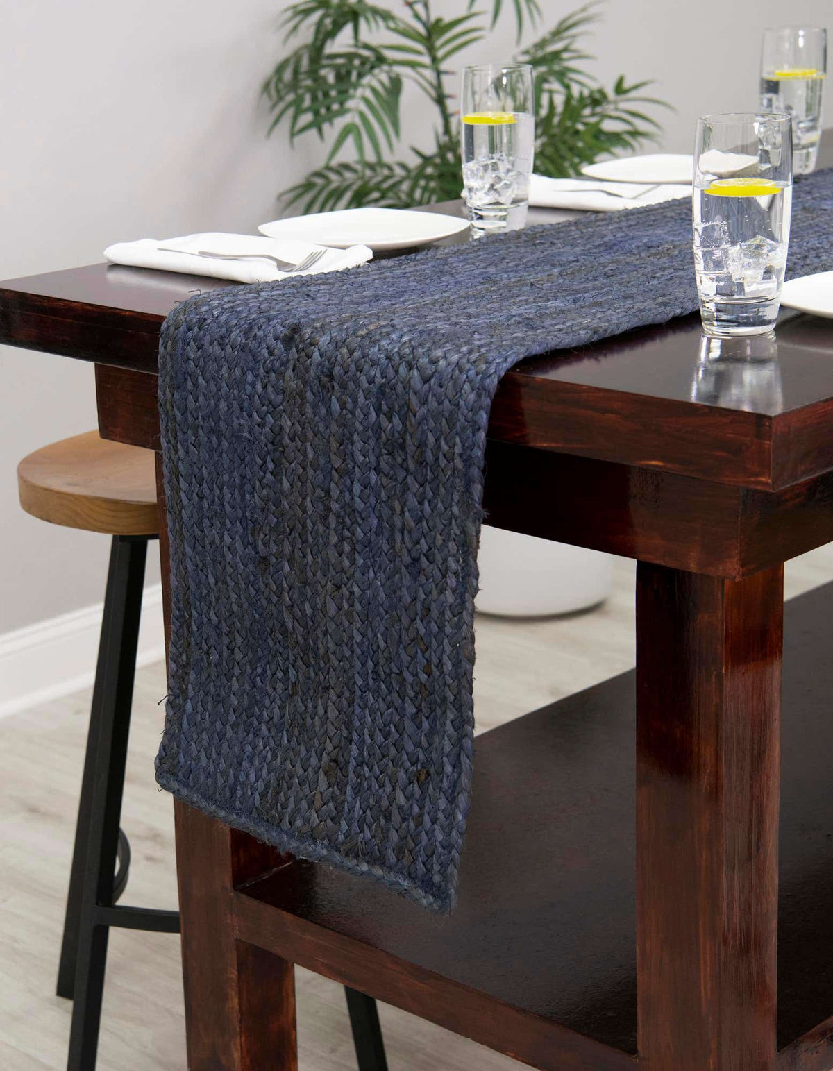 Tischläufer Handgeflochten Teppich Braided Jute in Marineblau von Hadorn™ - Lifestyle Image