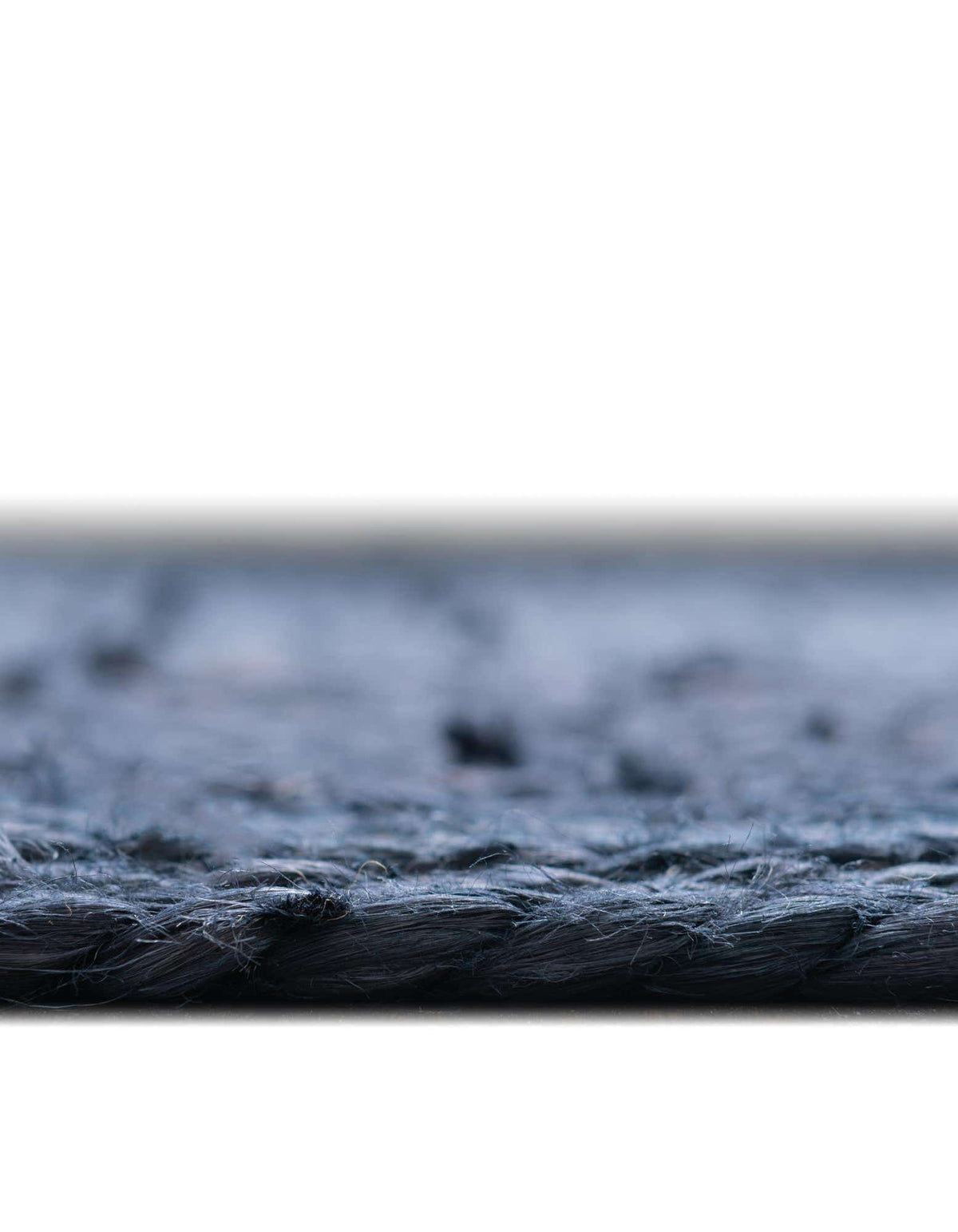 Tischläufer Handgeflochten Teppich Braided Jute in Marineblau von Hadorn™ - Lifestyle Image