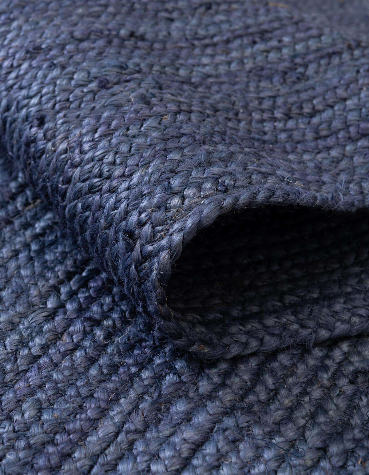 Tischläufer Handgeflochten Teppich Braided Jute in Marineblau von Hadorn™ - Lifestyle Image