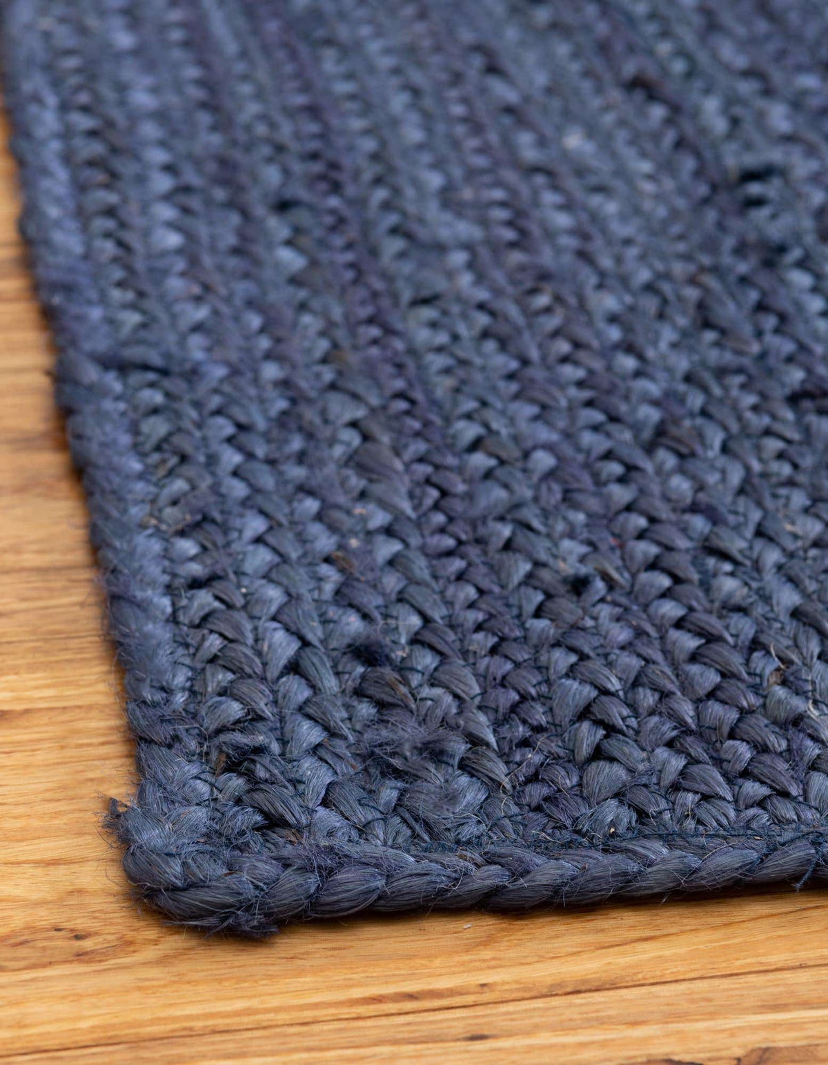 Tischläufer Handgeflochten Teppich Braided Jute in Marineblau von Hadorn™ - Lifestyle Image