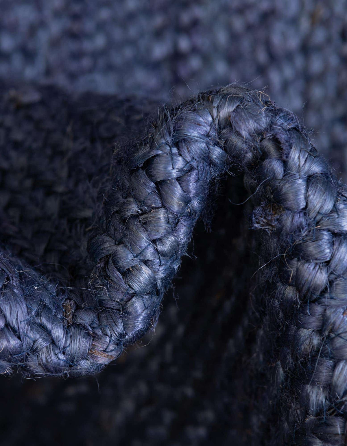 Tischläufer Handgeflochten Teppich Braided Jute in Marineblau von Hadorn™ - Lifestyle Image