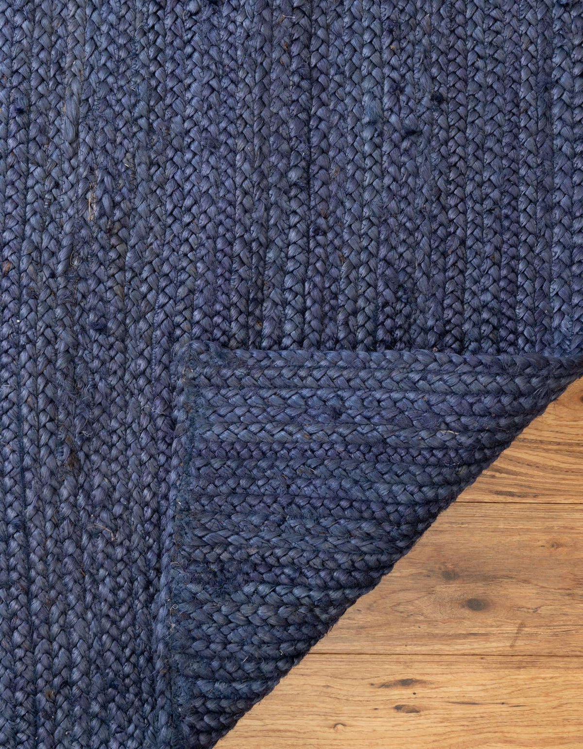 Tischläufer Handgeflochten Teppich Braided Jute in Marineblau von Hadorn™ - Lifestyle Image