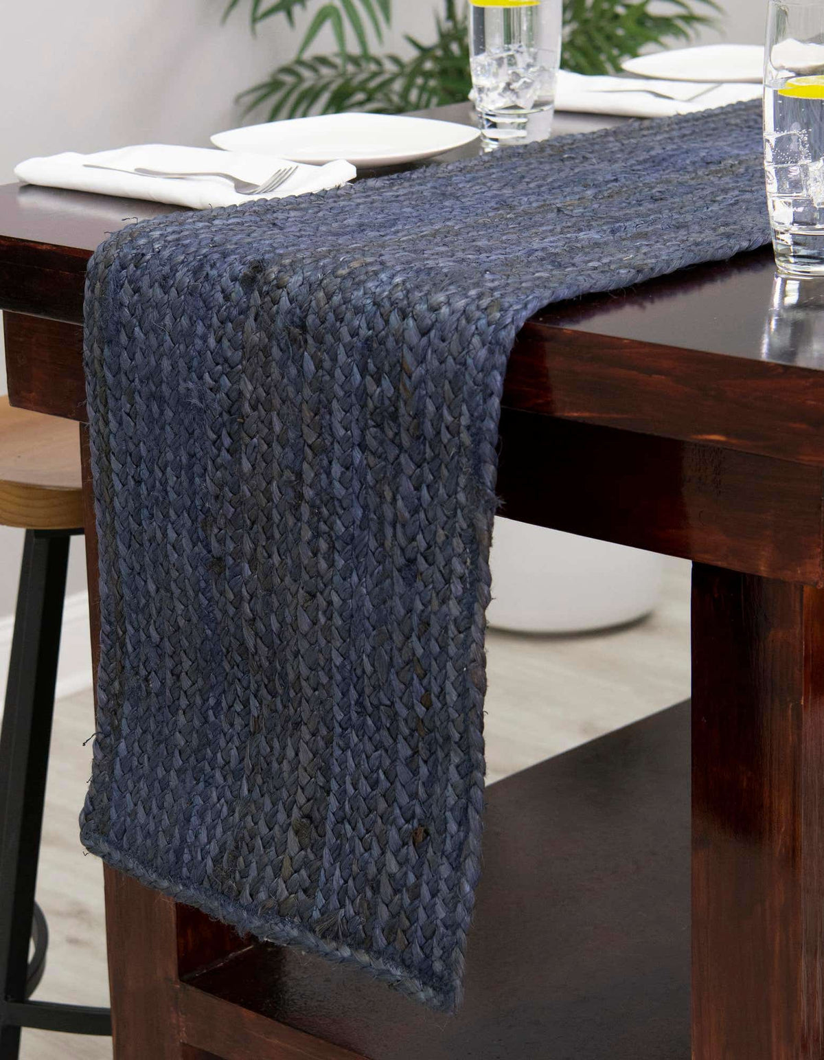 Tischläufer Handgeflochten Teppich Braided Jute in Marineblau von Hadorn™ - Lifestyle Image