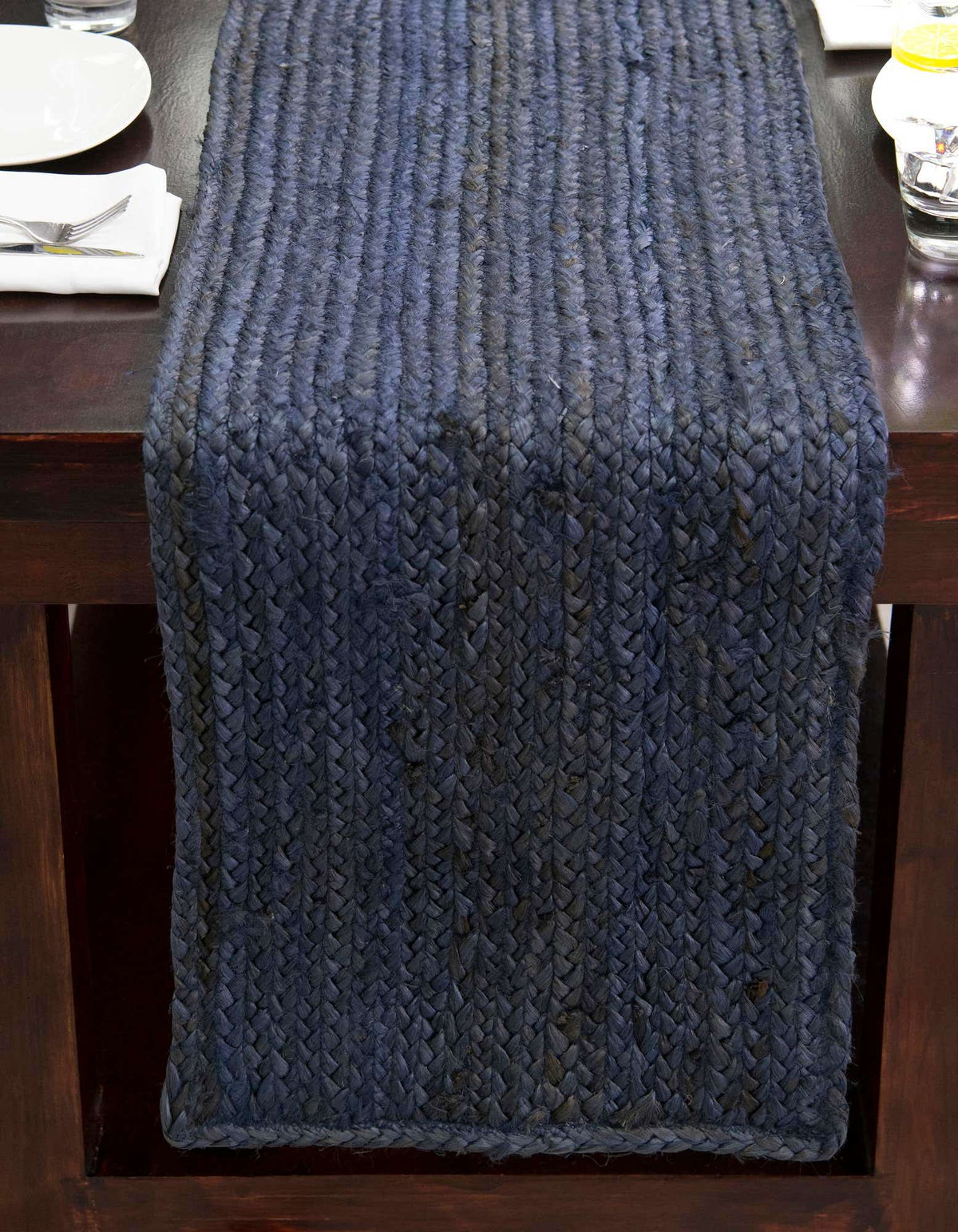 Tischläufer Handgeflochten Teppich Braided Jute in Marineblau von Hadorn™ - Lifestyle Image