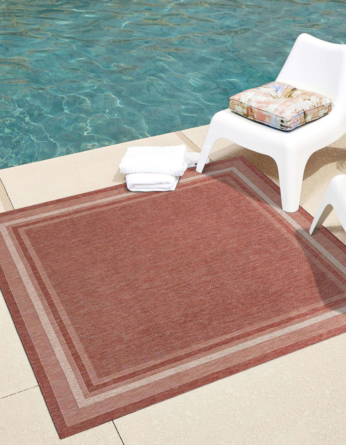 Quadratisch Outdoor Teppich Tulum Outdoor in Rostrot von Hadorn™ - Lifestyle Image