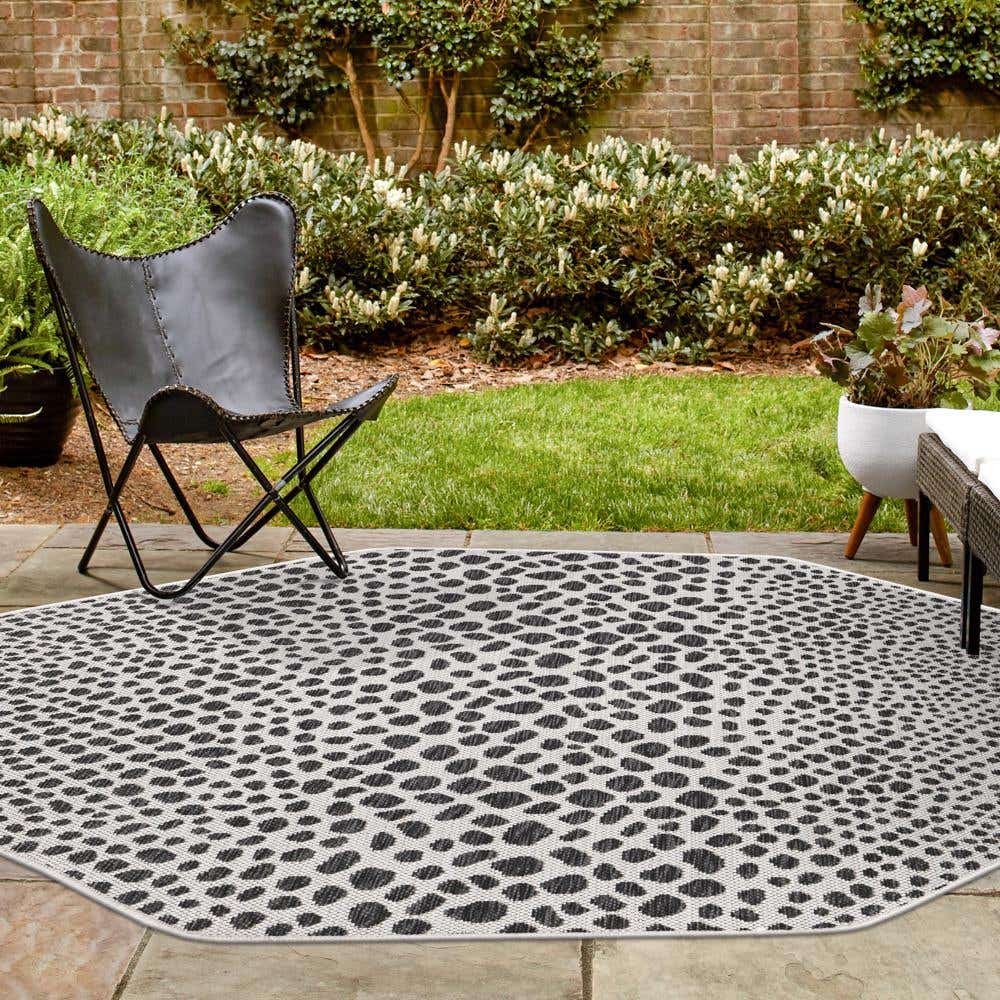 Achteck Outdoor Teppich Tulum Outdoor in Schwarz von Hadorn™ - Lifestyle Image