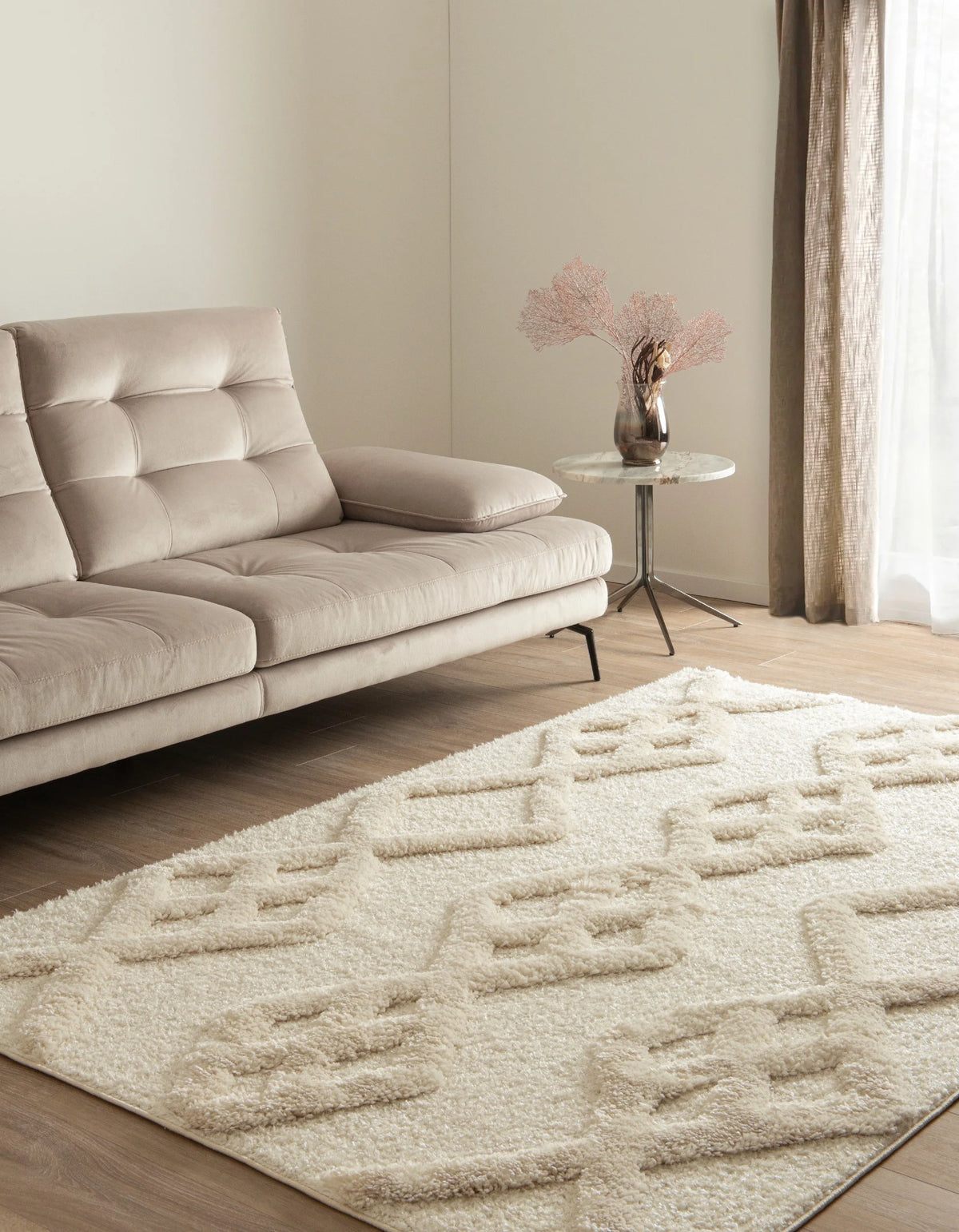 Rechteck Teppich Thun Tribus in Weiss von Hadorn™ - Lifestyle Image