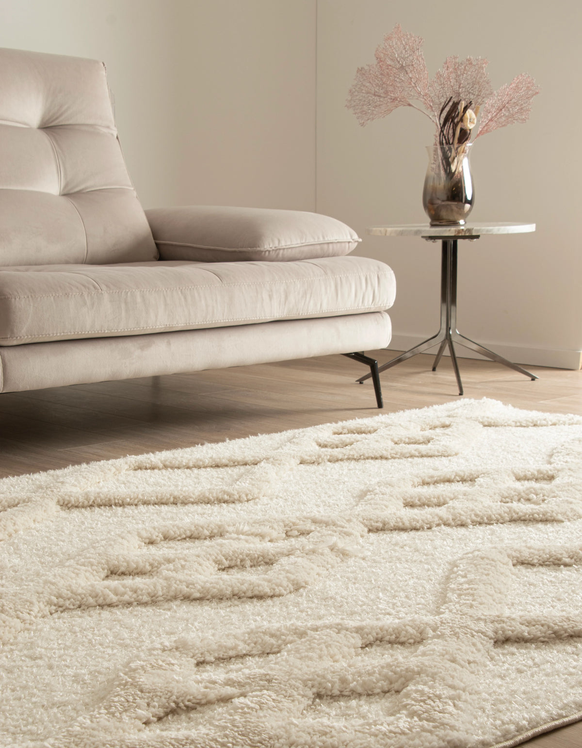 Rechteck Teppich Thun Tribus in Weiss von Hadorn™ - Lifestyle Image