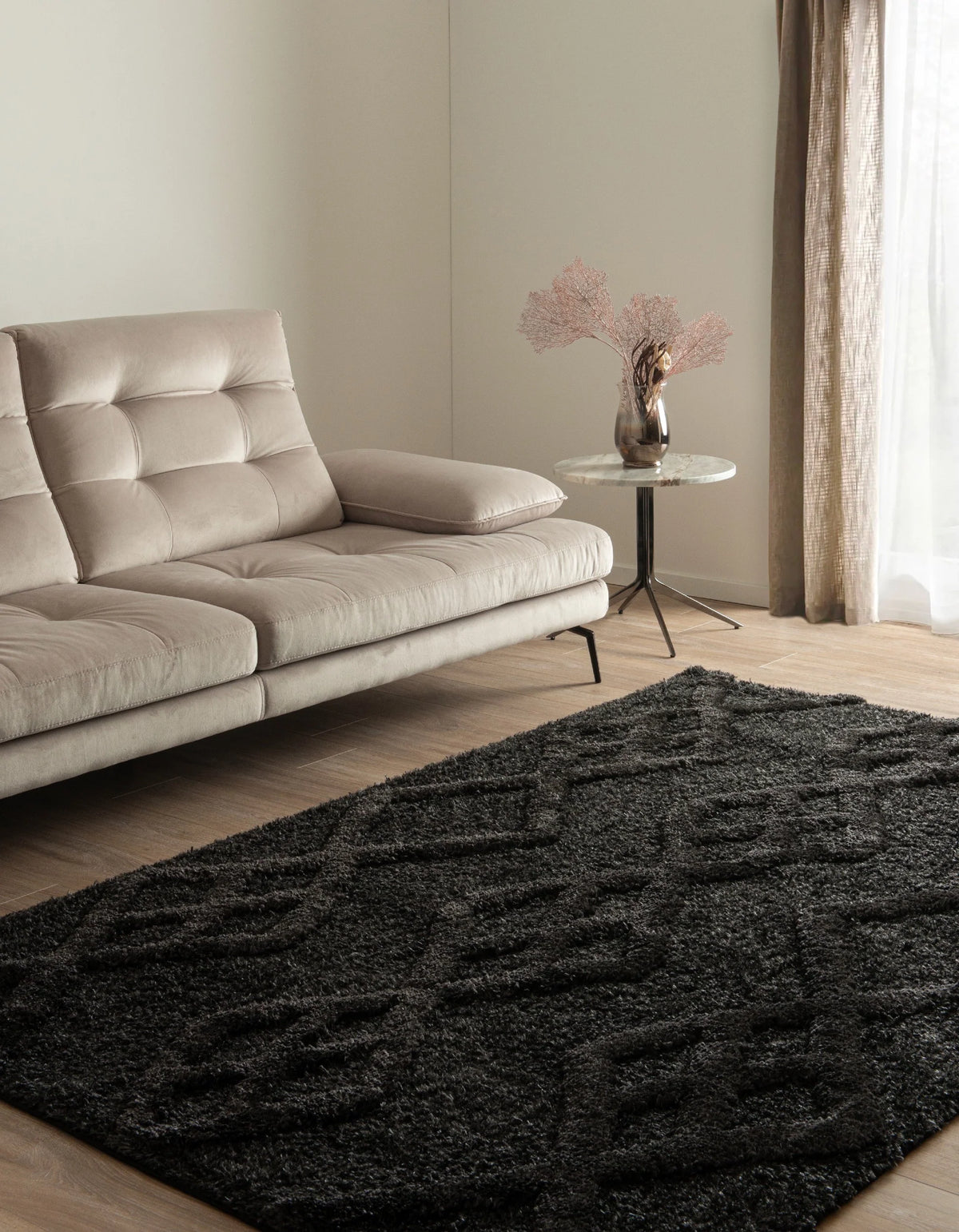 Rechteck Teppich Thun Tribus in Schwarz von Hadorn™ - Lifestyle Image