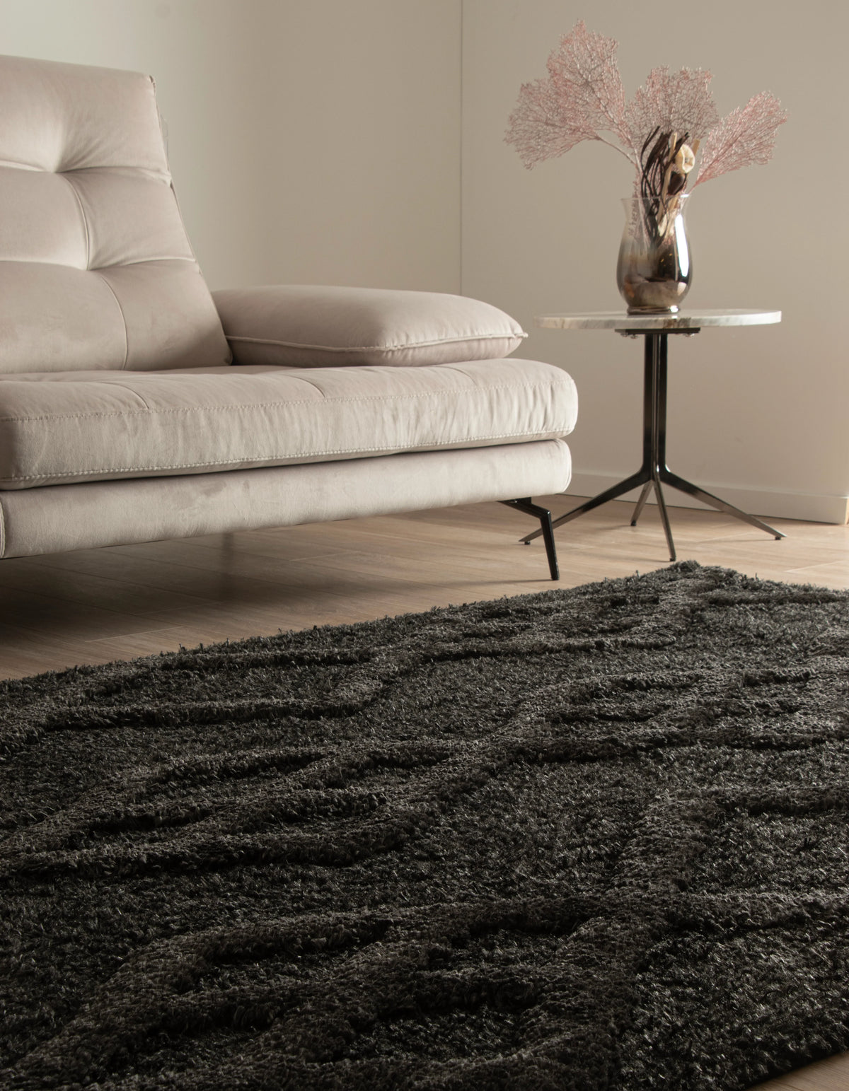 Rechteck Teppich Thun Tribus in Schwarz von Hadorn™ - Lifestyle Image