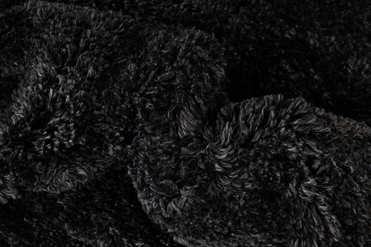 Rechteck Teppich Thun Scutum in Schwarz von Hadorn™ - Lifestyle Image