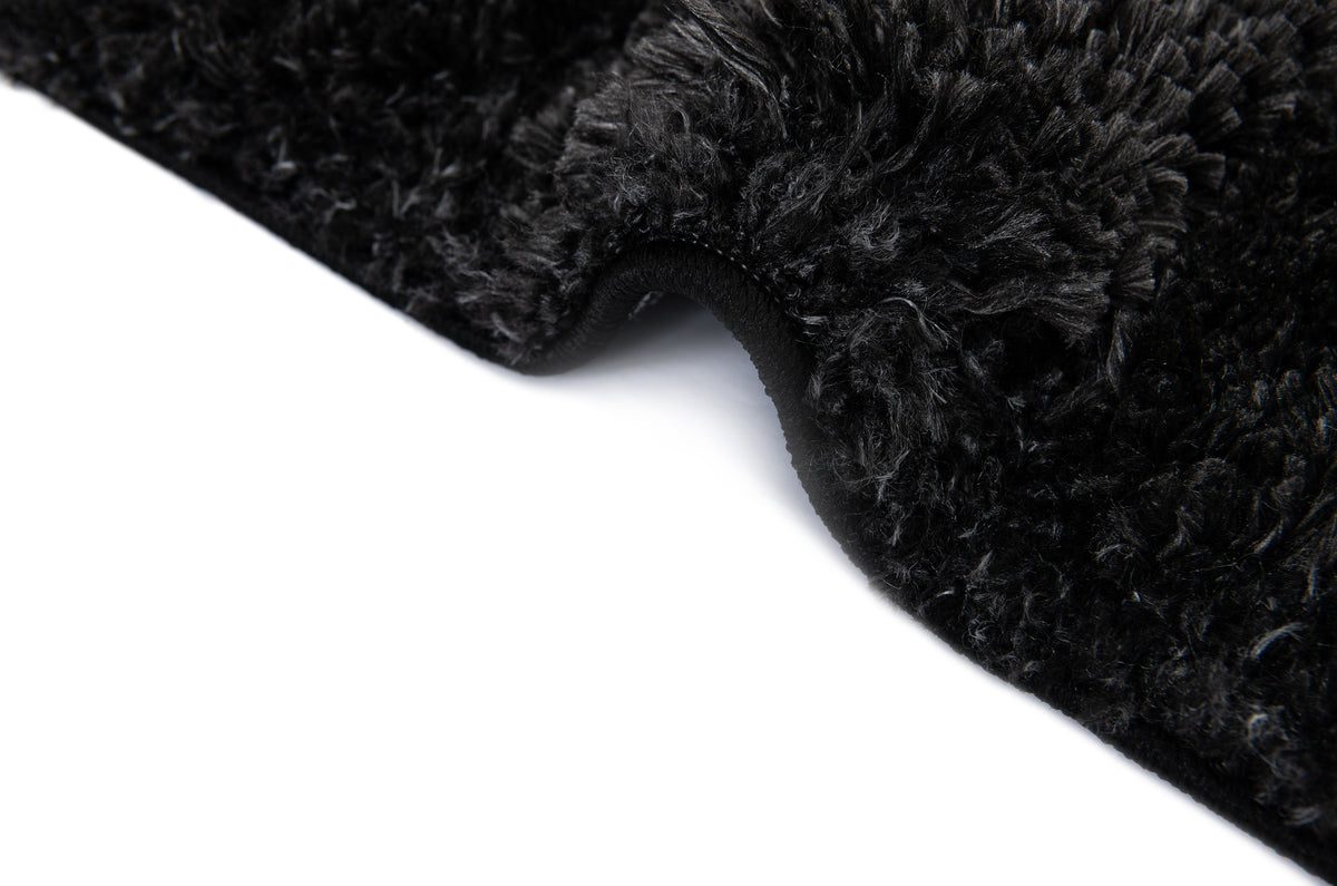 Rechteck Teppich Thun Scutum in Schwarz von Hadorn™ - Lifestyle Image