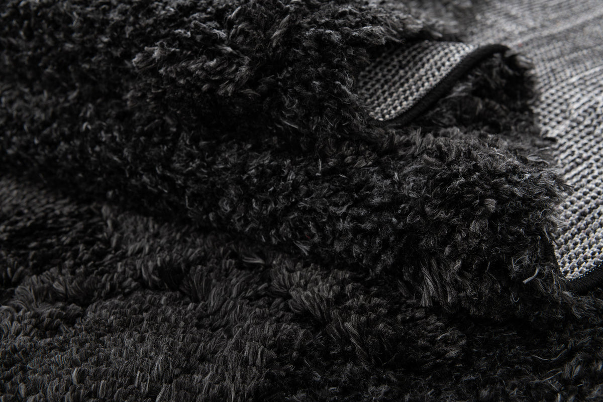 Rechteck Teppich Thun Scutum in Schwarz von Hadorn™ - Lifestyle Image