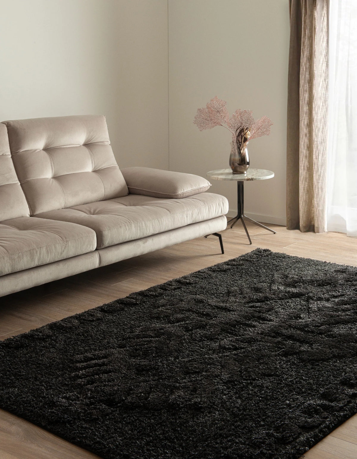 Rechteck Teppich Thun Scutum in Schwarz von Hadorn™ - Lifestyle Image