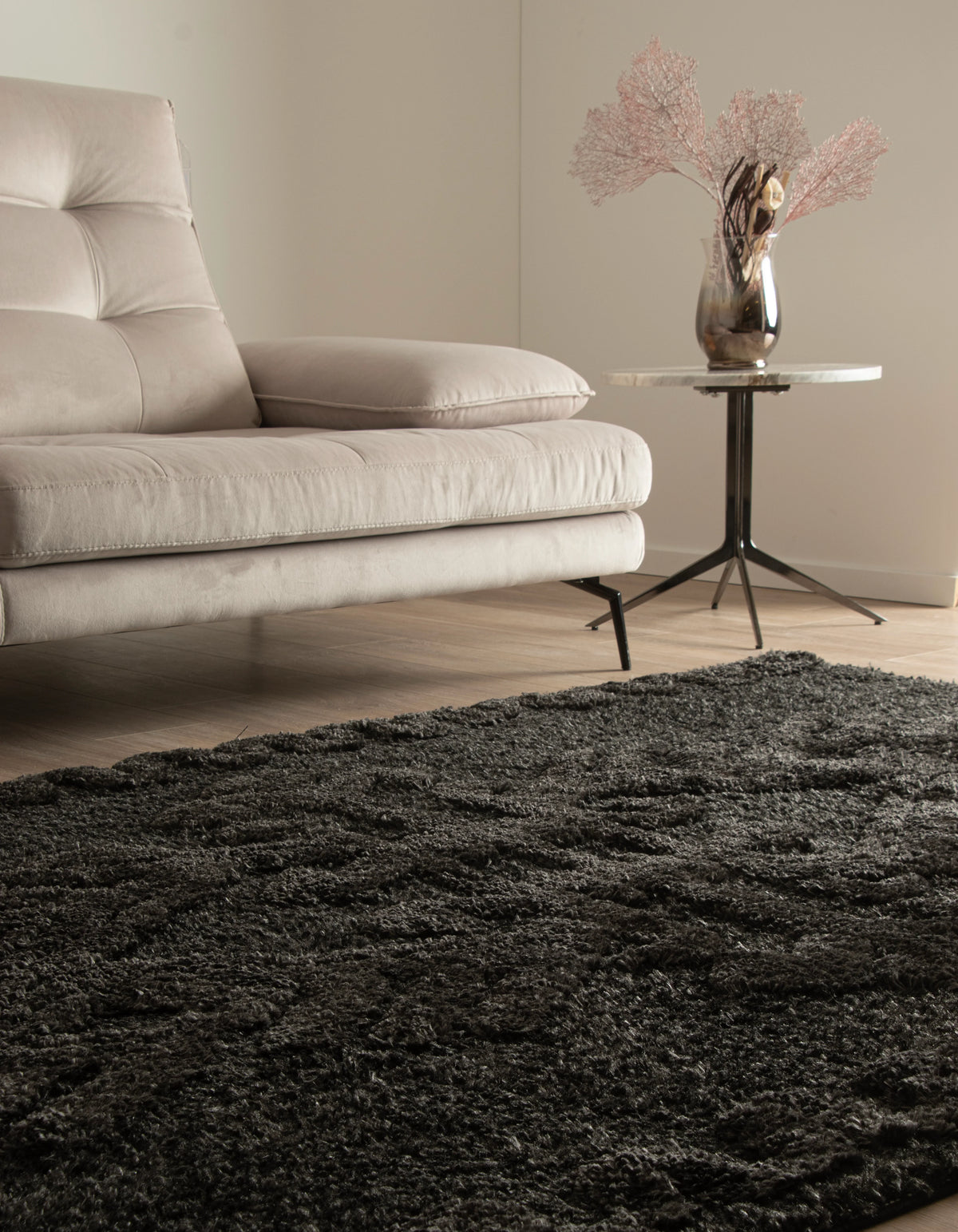 Rechteck Teppich Thun Scutum in Schwarz von Hadorn™ - Lifestyle Image