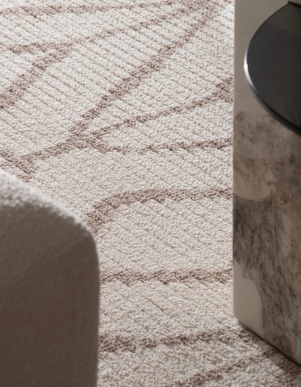 Rechteck Teppich St. Gallen Folklore in Weiss von Hadorn™ - Lifestyle Image