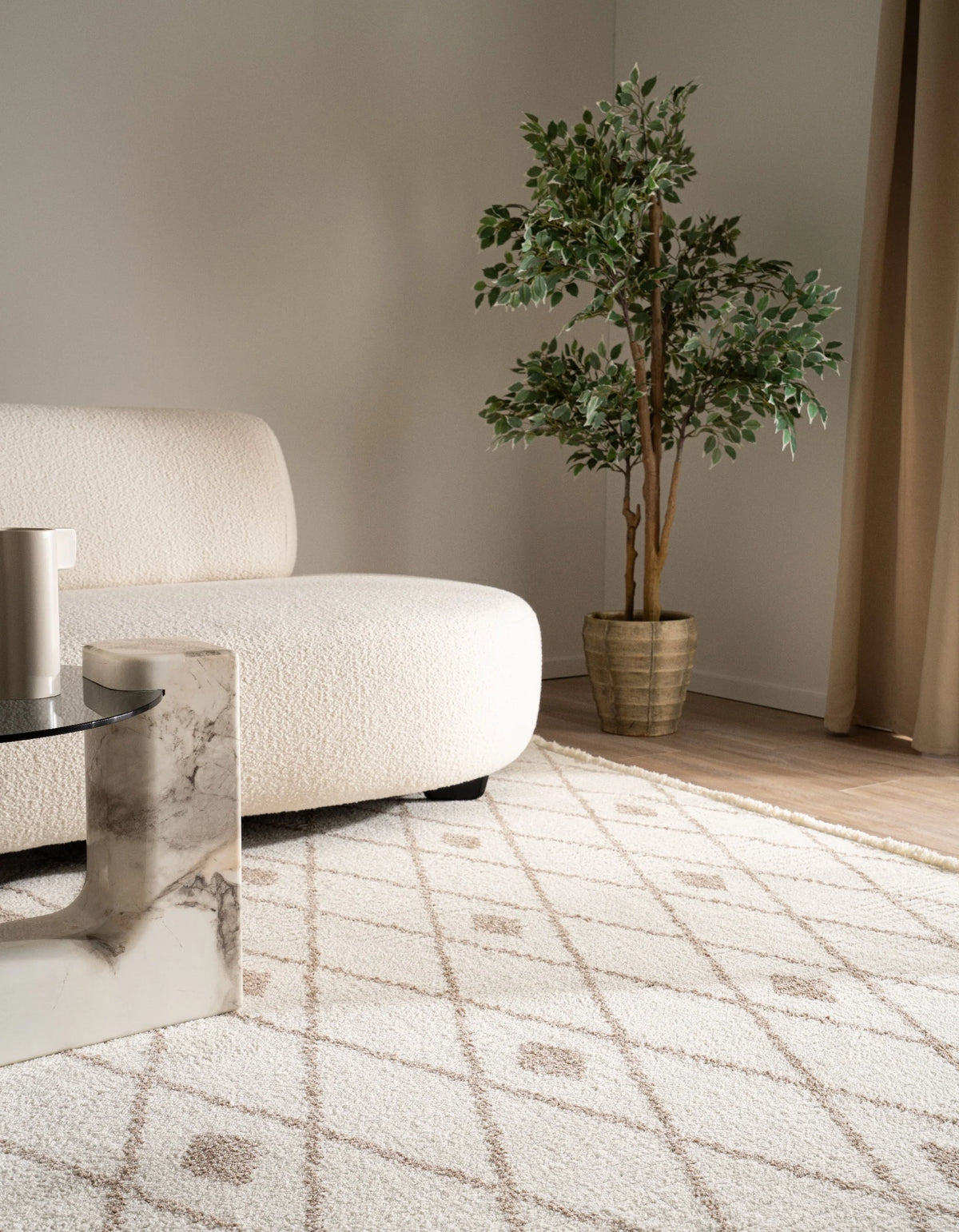 Rechteck Teppich St. Gallen Folklore in Weiss von Hadorn™ - Lifestyle Image