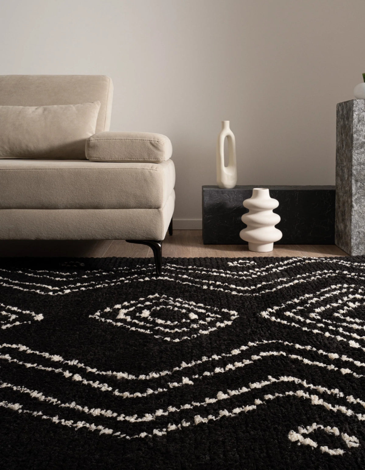 Rechteck Teppich Frauenfeld Vaiana in Schwarz von Hadorn™ - Lifestyle Image