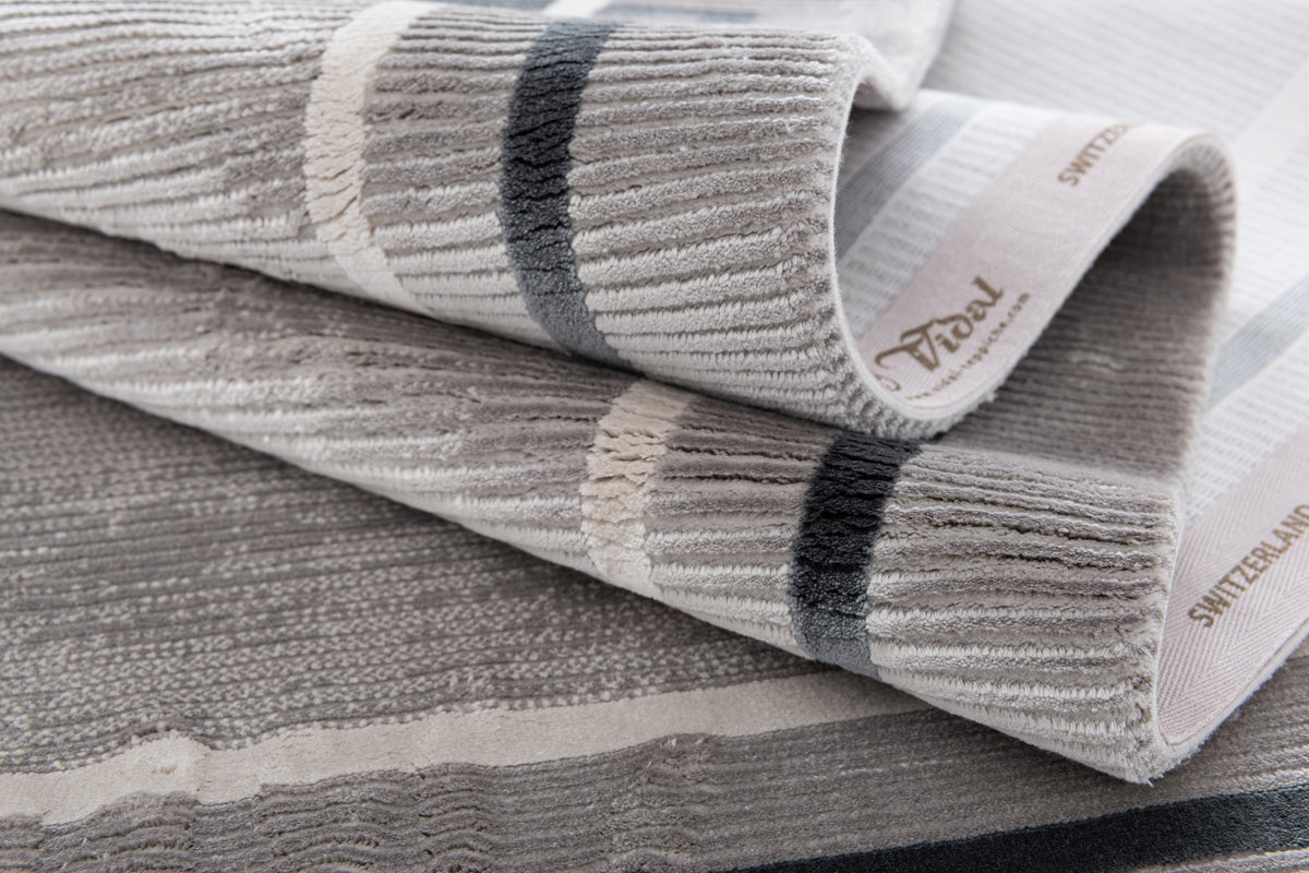 Rechteck Luxus Teppich Flims in Grau von Hadorn™ - Lifestyle Image