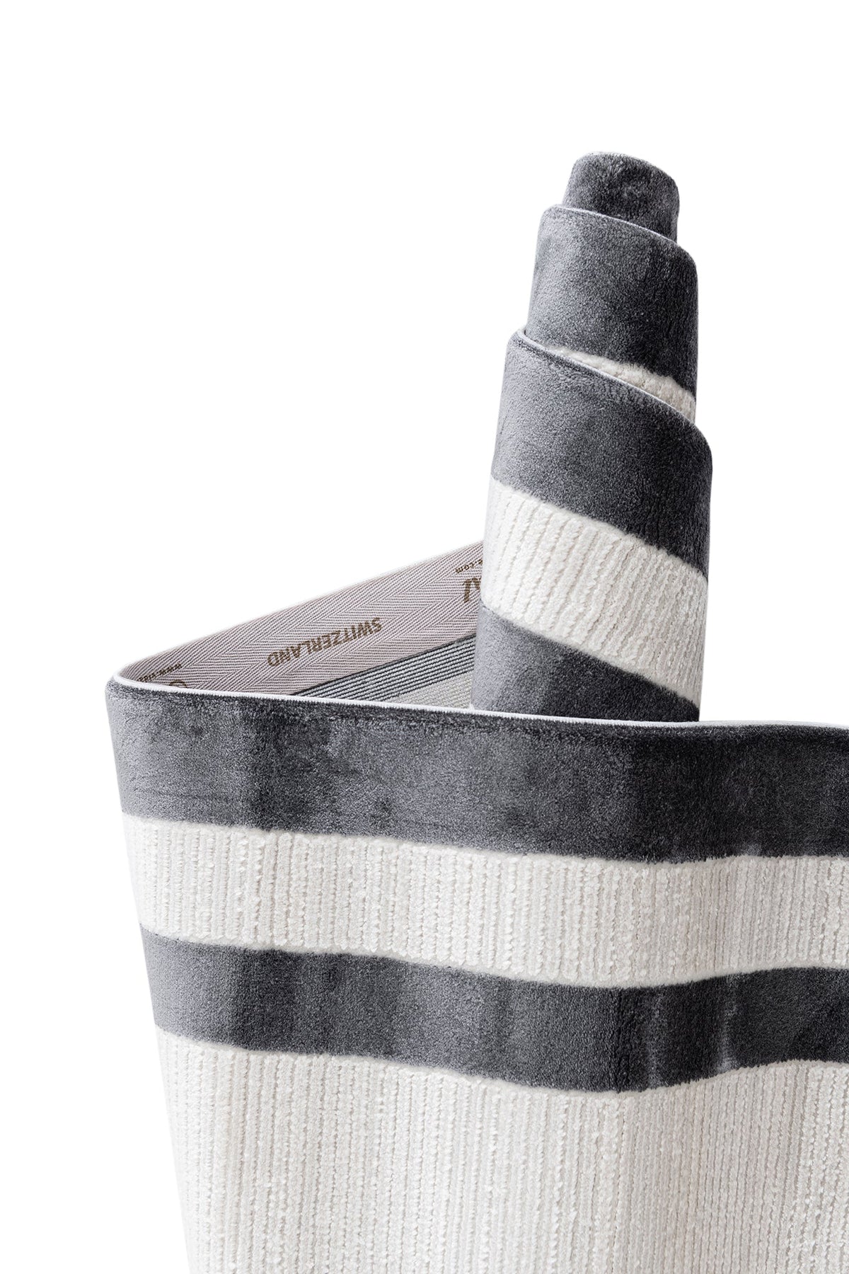 Rund Luxus Teppich Chiasso in Hellgrau von Hadorn™ - Lifestyle Image