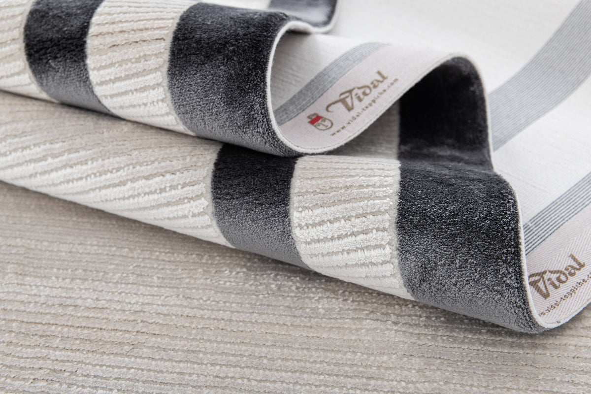 Rund Luxus Teppich Chiasso in Hellgrau von Hadorn™ - Lifestyle Image