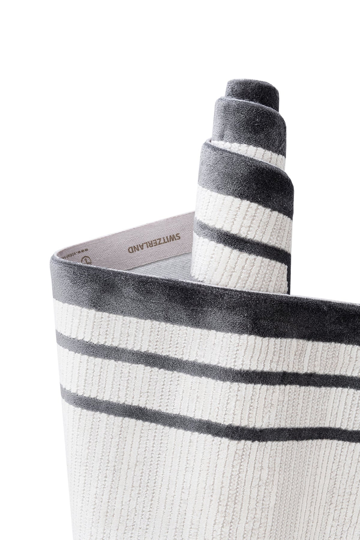 Rund Luxus Teppich Chiasso in Grau von Hadorn™ - Lifestyle Image