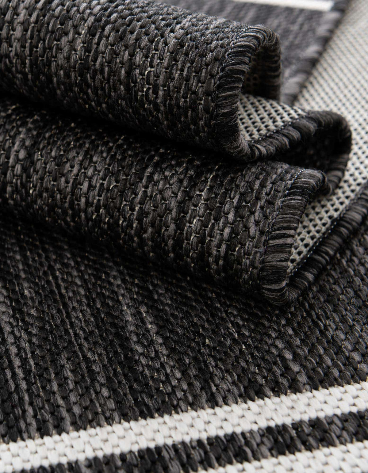 Rechteck Outdoor Teppich Tulum Outdoor in Schwarz und Weiss von Hadorn™ - Lifestyle Image