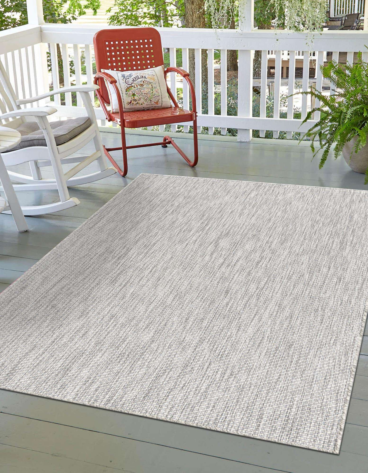 Rechteck Outdoor Teppich Outdoor Solid in Hellgrau von Hadorn™ - Lifestyle Image