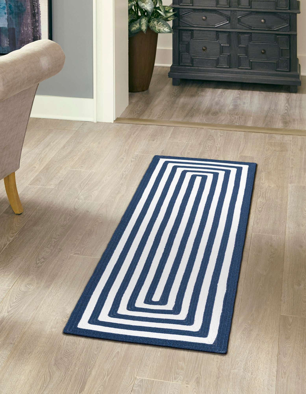 Läufer Handgeflochten Teppich Eco Verse Indoor Outdoor Washable in Dunkelblau von Hadorn™ - Lifestyle Image