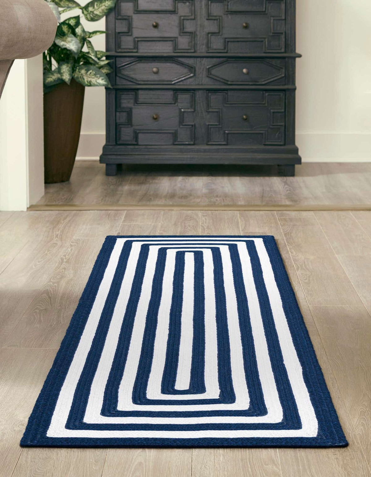 Läufer Handgeflochten Teppich Eco Verse Indoor Outdoor Washable in Dunkelblau von Hadorn™ - Lifestyle Image