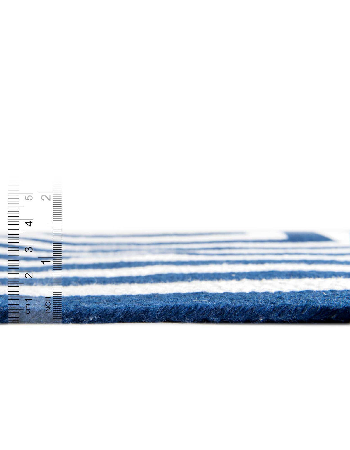 Läufer Handgeflochten Teppich Eco Verse Indoor Outdoor Washable in Dunkelblau von Hadorn™ - Lifestyle Image