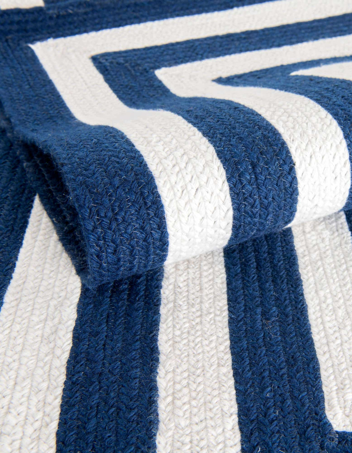 Läufer Handgeflochten Teppich Eco Verse Indoor Outdoor Washable in Dunkelblau von Hadorn™ - Lifestyle Image