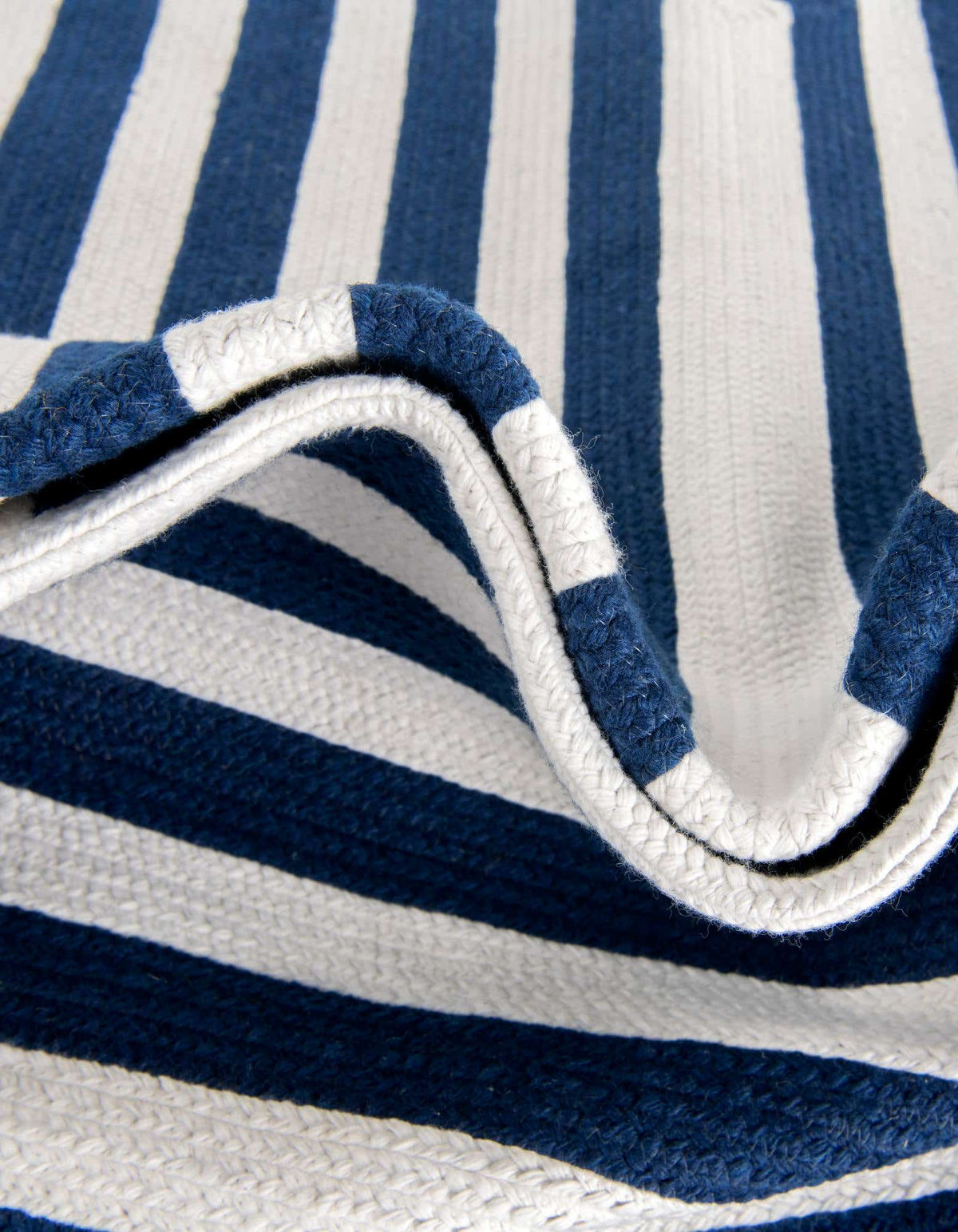 Läufer Handgeflochten Teppich Eco Verse Indoor Outdoor Washable in Dunkelblau von Hadorn™ - Lifestyle Image