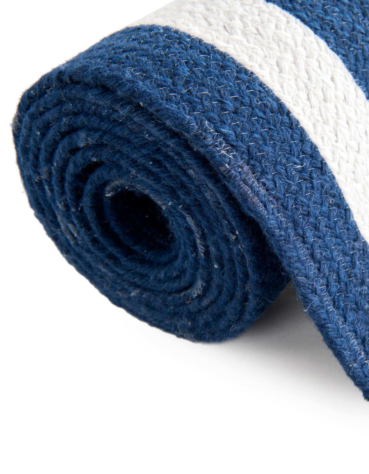 Läufer Handgeflochten Teppich Eco Verse Indoor Outdoor Washable in Dunkelblau von Hadorn™ - Lifestyle Image