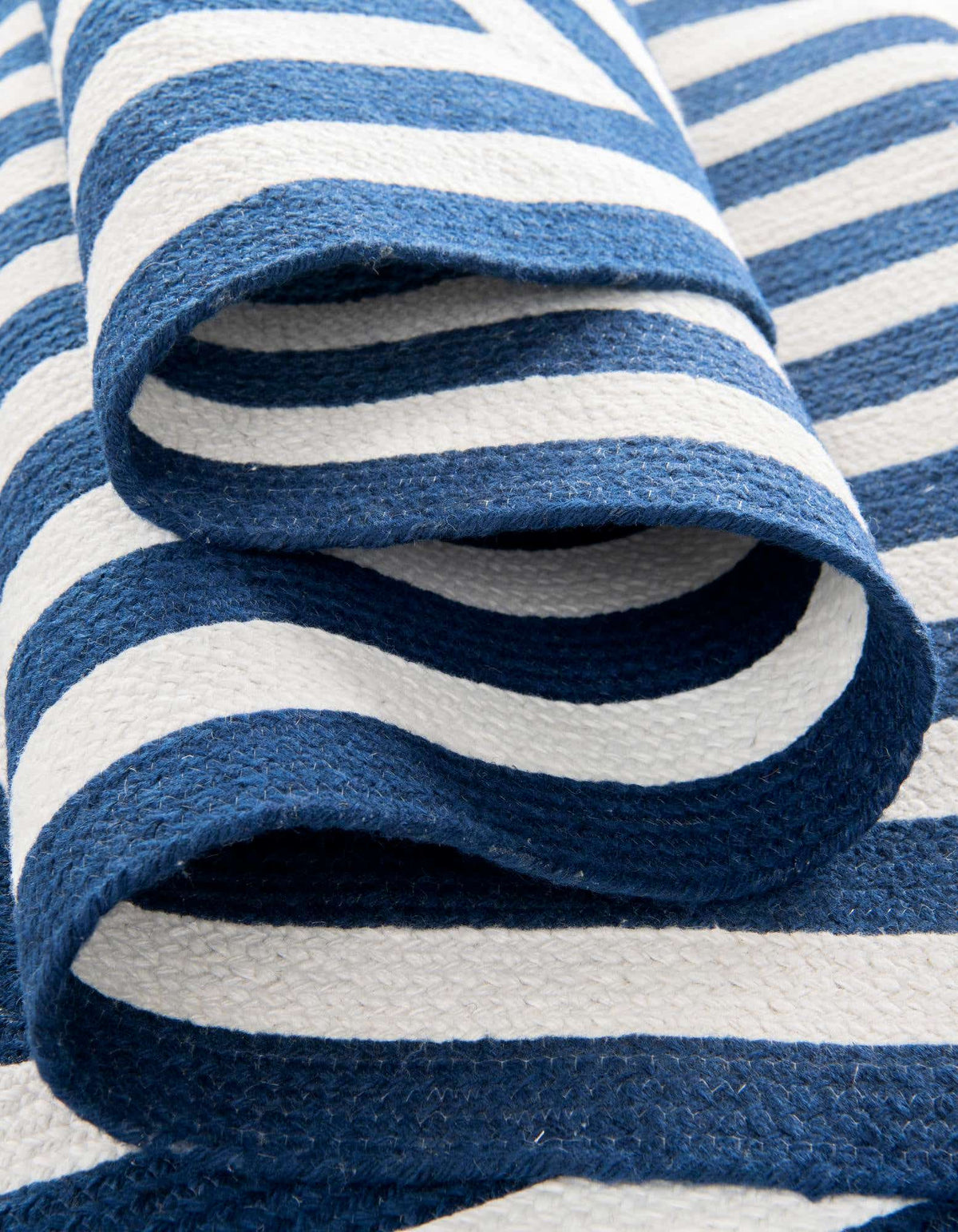 Läufer Handgeflochten Teppich Eco Verse Indoor Outdoor Washable in Dunkelblau von Hadorn™ - Lifestyle Image