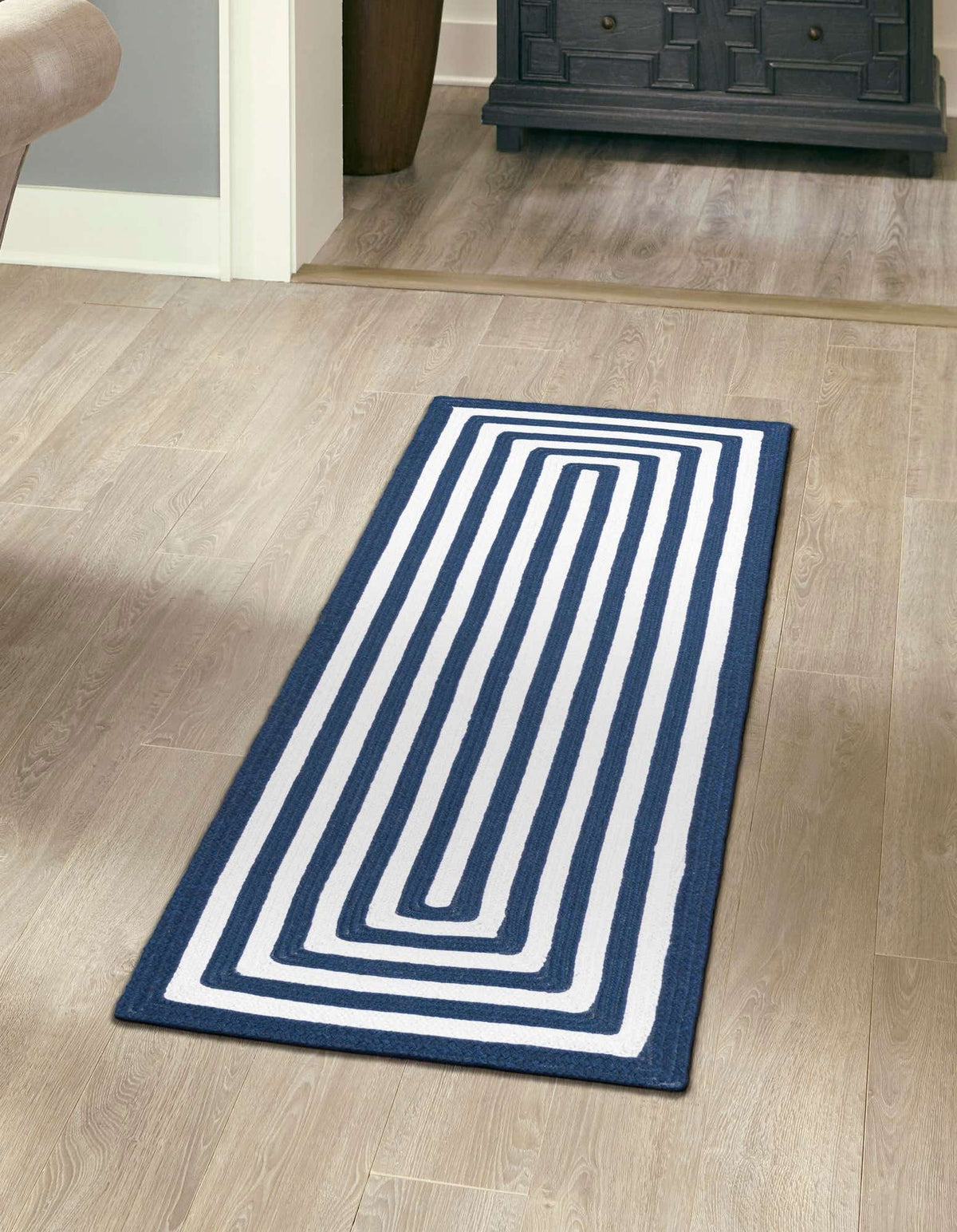 Läufer Handgeflochten Teppich Eco Verse Indoor Outdoor Washable in Dunkelblau von Hadorn™ - Lifestyle Image