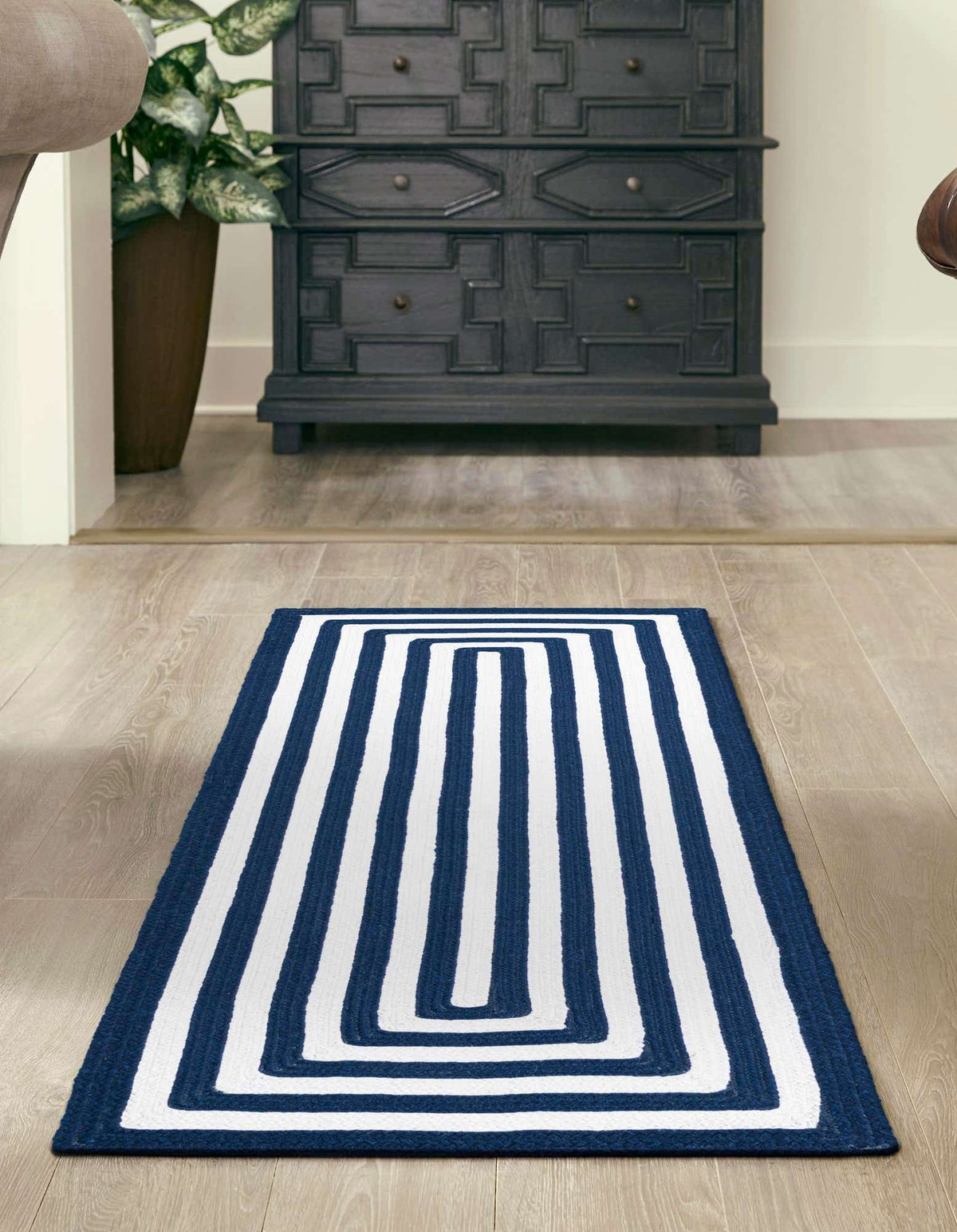 Läufer Handgeflochten Teppich Eco Verse Indoor Outdoor Washable in Dunkelblau von Hadorn™ - Lifestyle Image