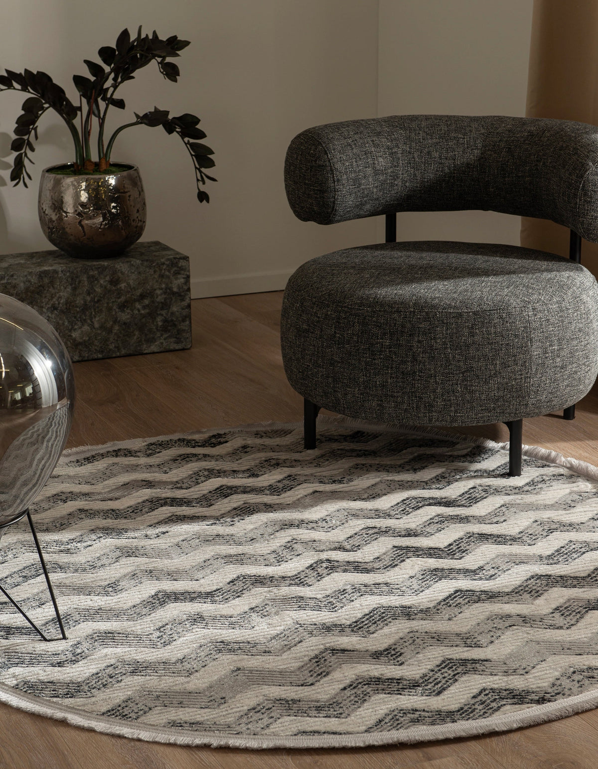 Rund Teppich Davos Grecian in Grau von Hadorn™ - Lifestyle Image