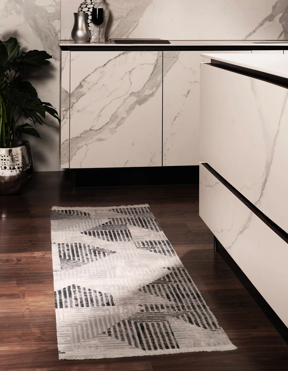 Läufer Teppich Davos Grecian in Grau von Hadorn™ - Lifestyle Image