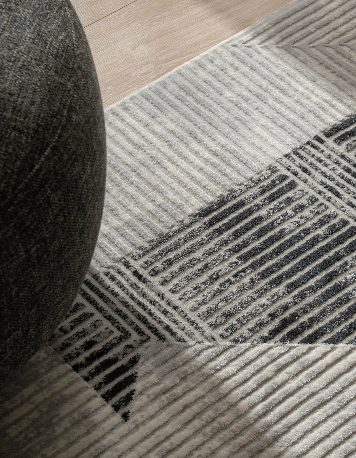 Rund Teppich Davos Grecian in Grau von Hadorn™ - Lifestyle Image