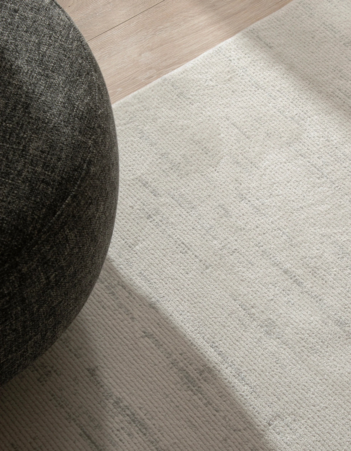 Rund Teppich Davos Linija in Grau von Hadorn™ - Lifestyle Image