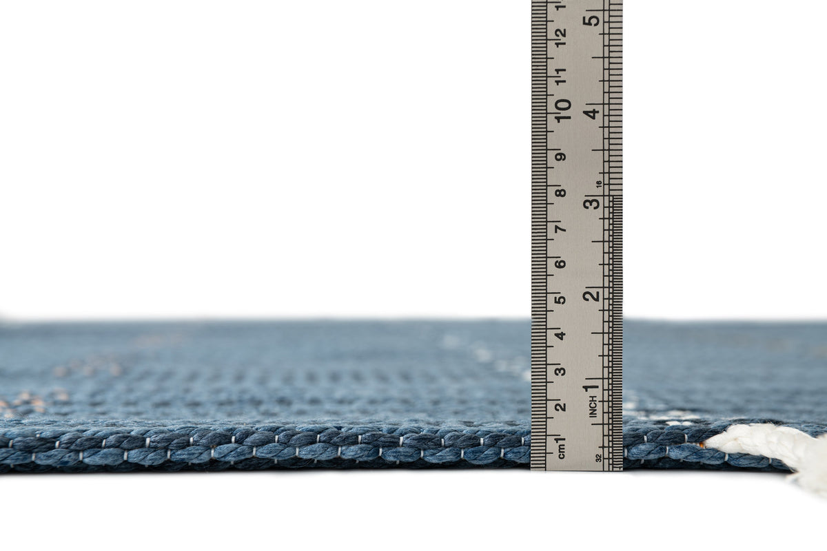 Rechteck Teppich Juniper Greka in Blau von Hadorn™ - Lifestyle Image