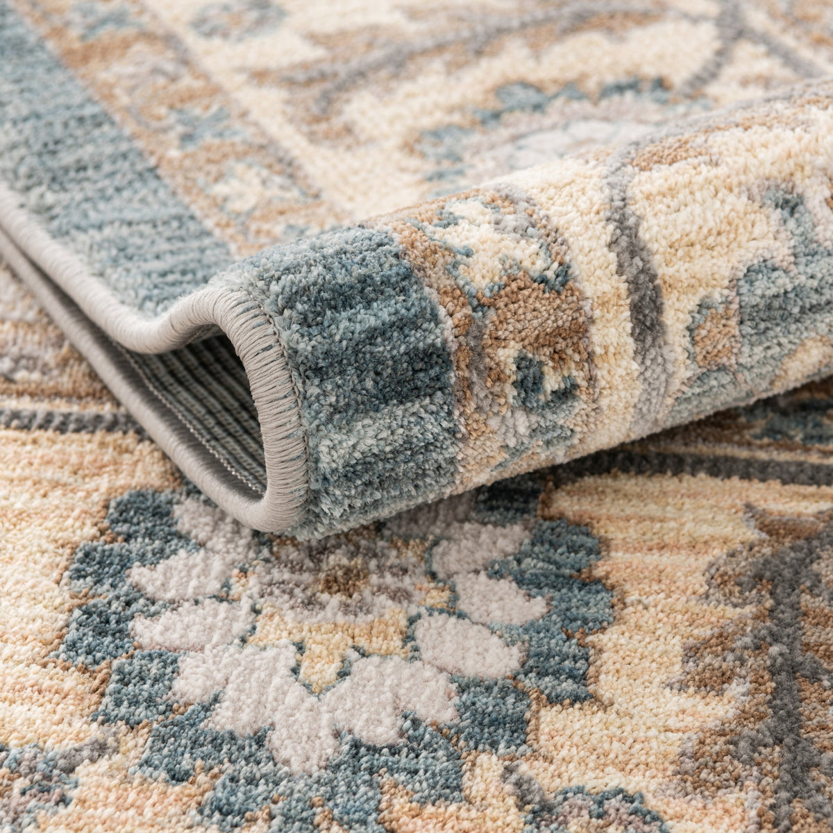 Oval Teppich Zora Classical in Blau von Hadorn™ - Lifestyle Image