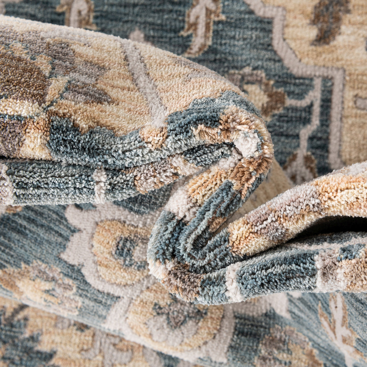 Oval Teppich Zora Classical in Blau von Hadorn™ - Lifestyle Image