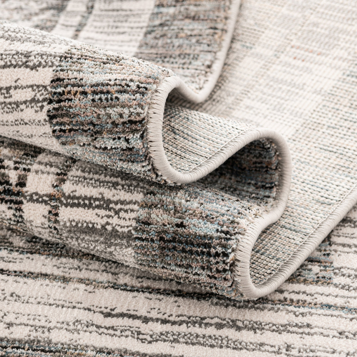 Oval Teppich Zora Mosaic in Grau von Hadorn™ - Lifestyle Image